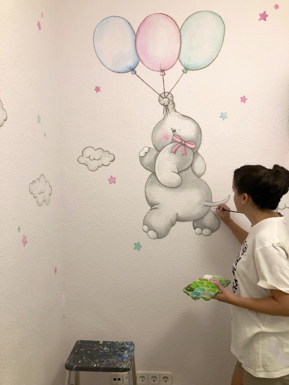 dibujo en pared de gotele de elefante con globos